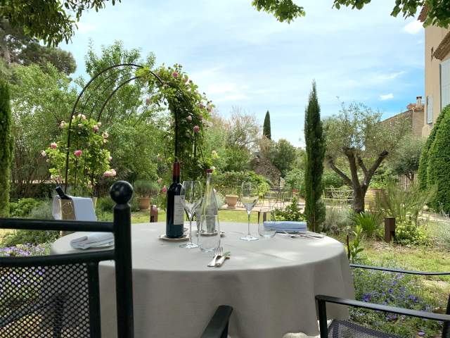 une table dressée dans le jardin